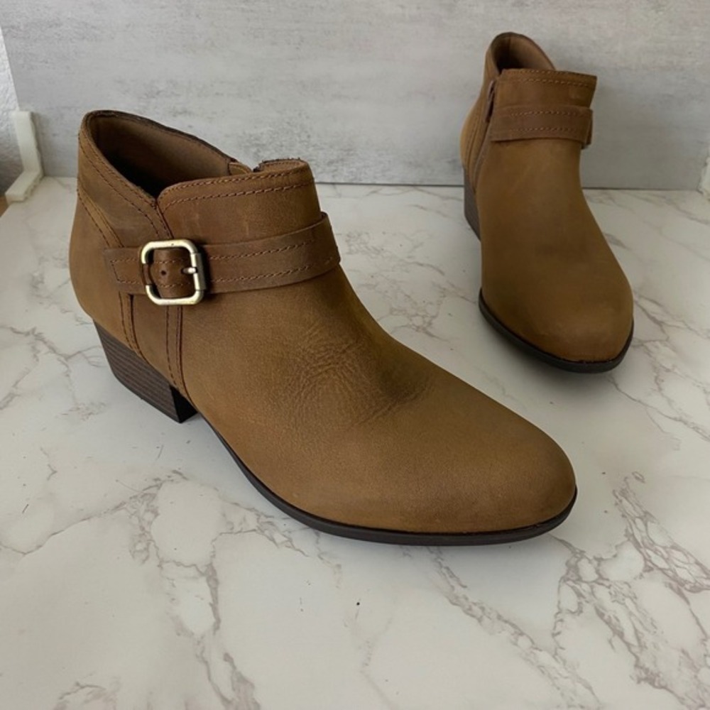 Clarks Ankle Boots Sz 11 Buckle Accent Low Heel Comfortable Everyday